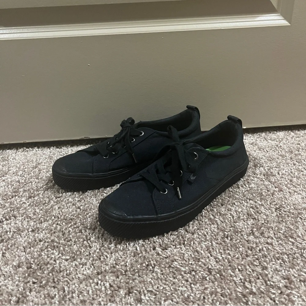 Cariuma OCA Low All Black Canvas Sneaker Unisex 7.5 Men 9 Women